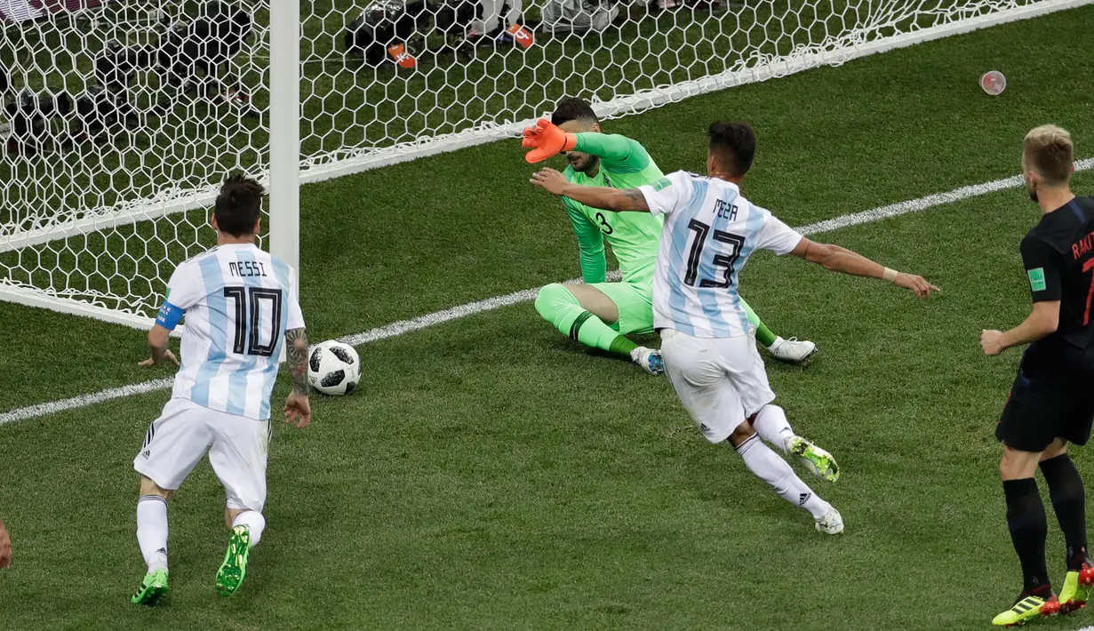 Pemain Argentina, Lionel Messi dan Maximiliano Meza berusaha mencetak gol ke gawang Kroasia pada pertandingan Grup D Piala Dunia 2018 di Nizhy Novgorod Stadium, Rusia, Jumat (22/6). Menghadapi Kroasia, Argentina takluk dengan skor 0-3. (AP/Michael Sohn)