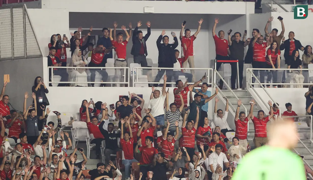 Ketua PSSI, Erick Thohir, merayakan gol pemain Timnas Indonesia, Ole Romeny, ke gawang Mozambik pada FIFA Matchday di Stadion Utama Gelora Bung Karno (SUGBK), Jakarta, pada Selasa (9/6/2026). (Bola.com/Bagaskara Lazuardi)