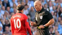 Wayne Rooney mendapatkan kartu kuning oleh wasit Howard Webb pada pertandingan sepak bola Liga Premier Inggris antara Manchester City vs Manchester United di Stadion Etihad, Manchester (22/09/13). (AFP/Paul Ellis)