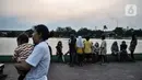 Suasana warga menikmati sore hari di Situ Rawa Besar, Lio, Depok, Jawa Barat, Kamis (20/8/2020). Di tengah meningkatnya kasus Covid-19 hingga menjadikan Depok kembali sebagi Zona Merah, warga masih banyak yang mengabaikan protokol kesehatan saat berada di ruang publik. (merdeka.com/Iqbal S. Nugroho)