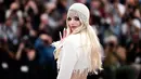 Anya Taylor-Joy menambah kesan gothic pada penampilannya dengan sapuan eyeshadow berwarna gelap serta warna bibir raspberry. (LOIC VENANCE / AFP)