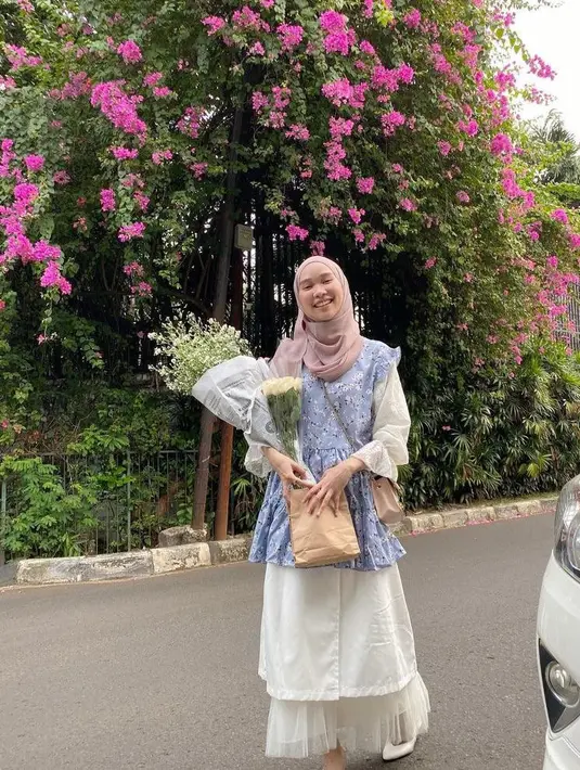 Outfit warna biru pastel juga tak kalah menarik dipadukan hijab warna pink pastel. Manis banget! (Instagram/nasariastri).