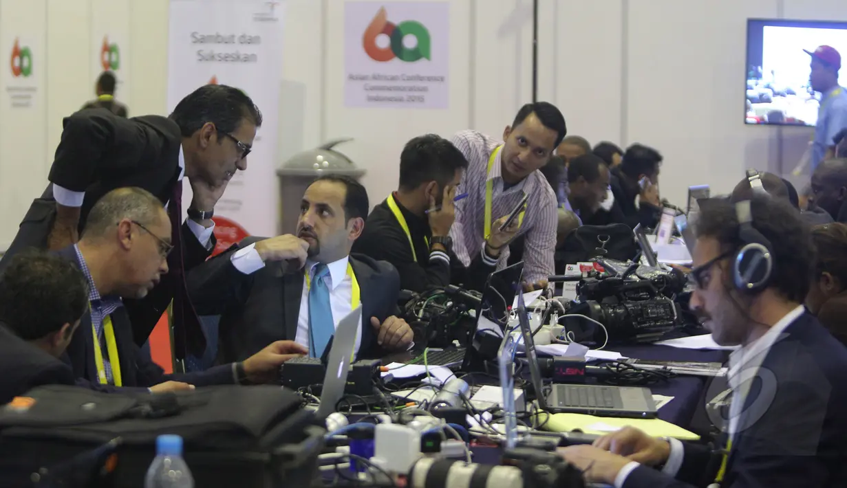 Para jurnalis terlihat sibuk saat meliput pembukaan Konferensi Asia Afrika 2015 dari area Media Center, JCC Jakarta, Rabu (22/4/2015). (Liputan6.com/Herman Zakharia)