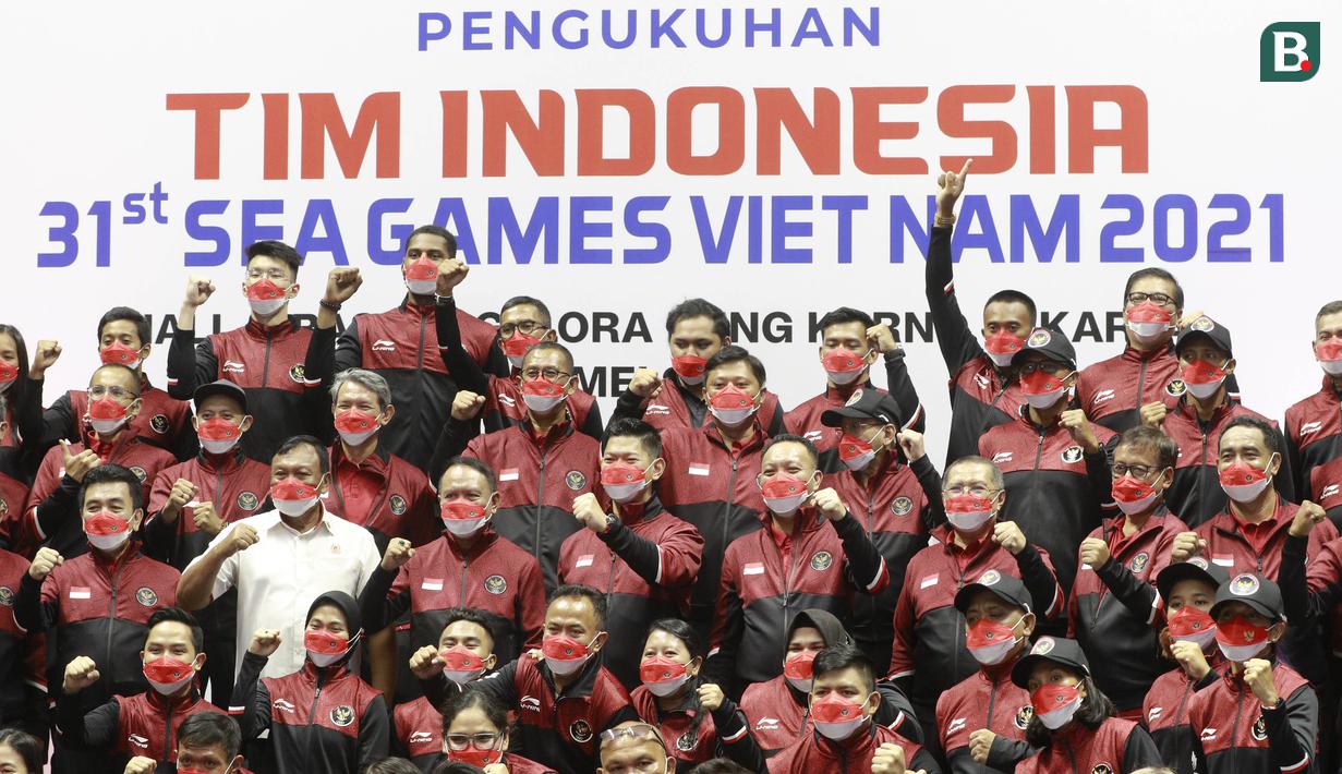<p>Kontingen Indonesia untuk SEA Games 2021 resmi dikukuhkan. Acara tersebut berlangsung di Hall Basket Gelora Bung Karno, Senayan, Jakarta, Minggu (8/5/2022). (Bola.com/M Iqbal Ichsan)</p>
