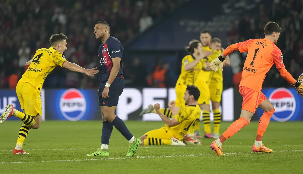 Borussia Dortmund sukses menjejakkan kaki di final Liga Champions 2023/2024 setelah kembali mengalahkan Paris Saint-Germain (PSG) 1-0 pada leg kedua semifinal di Parc des Princes Stadium, Paris, Rabu (8/5/2024) dini hari WIB. Dari dua leg, Dortmund unggul 2-0 secara agregat setelah pada leg pertama juga unggul dengan skor identik. Gol kemenangan Die Borussen dicetak oleh Mats Hummels pada menit ke-50. Lolosnya Dortmund ke partai puncak mengulangi capaian 11 tahun lalu pada musim 2012/2013 saat Borussia Dortmund mentas di final menghadapi sesama klub Bundesliga, Bayern Munchen yang berujung kekalahan 1-2. (AP Photo/Lewis Joly)