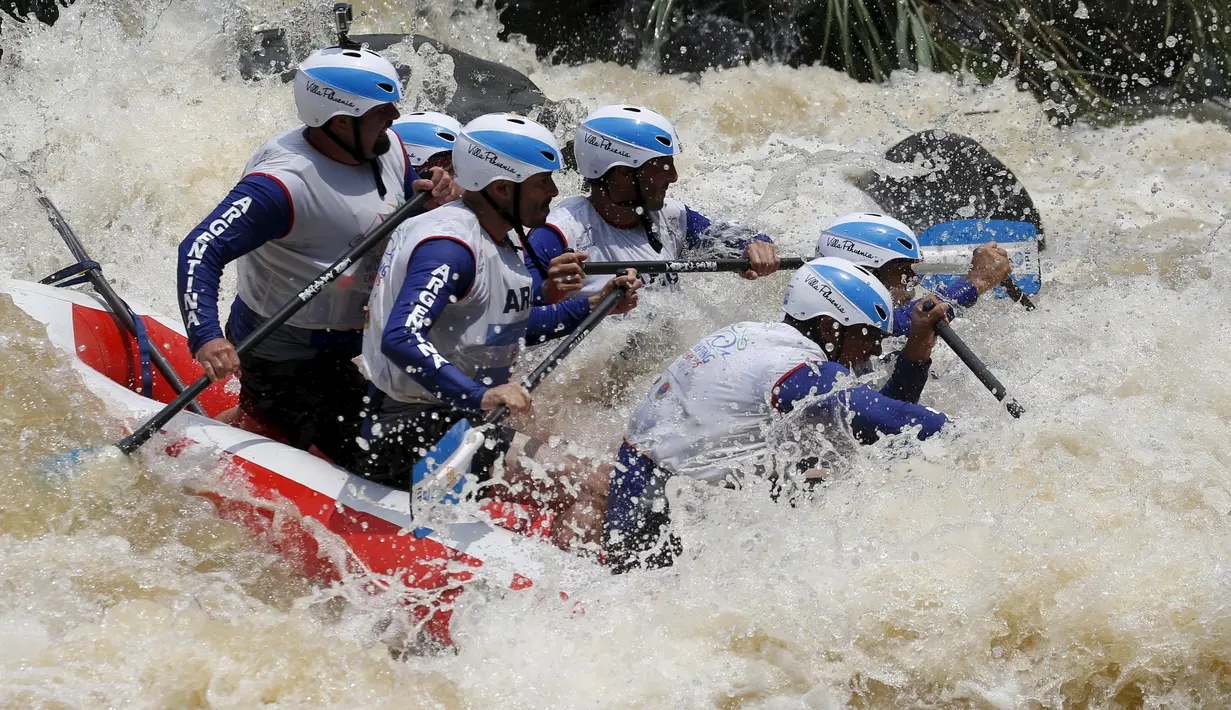 Tim Arung Jeram Argentina beraksi selama Kejuaraan Dunia Arung Jeram 2015 di Sukabumi, Jawa Barat, (7/12). Sebanyak 23 negara dari berbagai belahan benua mengikuti kejuaraan dunia ini. (REUTERS/Beawiharta)
