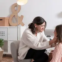 Anak dan orangtua mengenal self-compassion (Foto: Freepik.com)