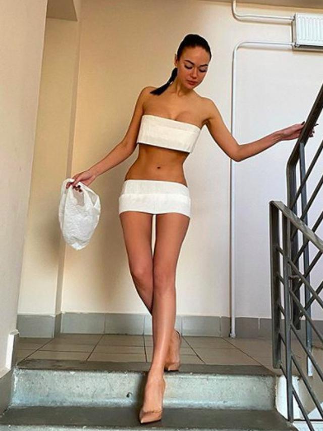 Pakai Baju dari Tisu Toilet di Tengah Virus Corona, Presenter TV Banjir Kritikan Warganet