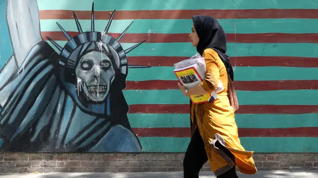 Mural Aneka Rupa Hiasi Sudut Kota Teheran