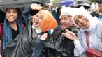 Demi bisa menyaksikan keseruan closing asian games 2018, Chacha Frederica rela hujan-hujanan untuk masuk ke GBK.
