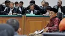 Fuad Amin Imron saat mendengarkan dakwaan JPU saat menjalani sidang perdana di Pengadilan Tipikor, Jakarta, Kamis (7/5/2105). Sidang kali ini mengagendakan pembacaan dakwaan oleh jaksa penuntut umum (JPU). (Liputan6.com/Andrian M Tunay)