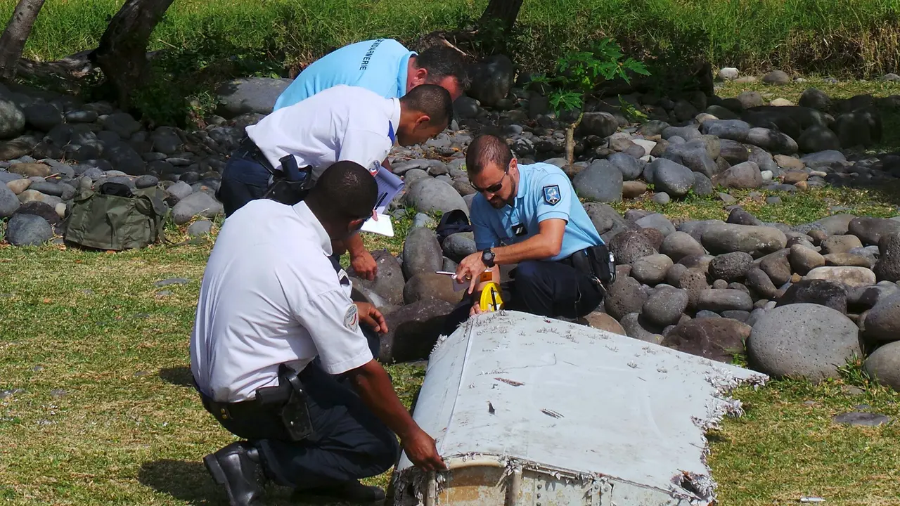 Benda Diduga Puing Malaysia Airlines MH370 di La Reunion, Prancis dekat Samudera Hindia.