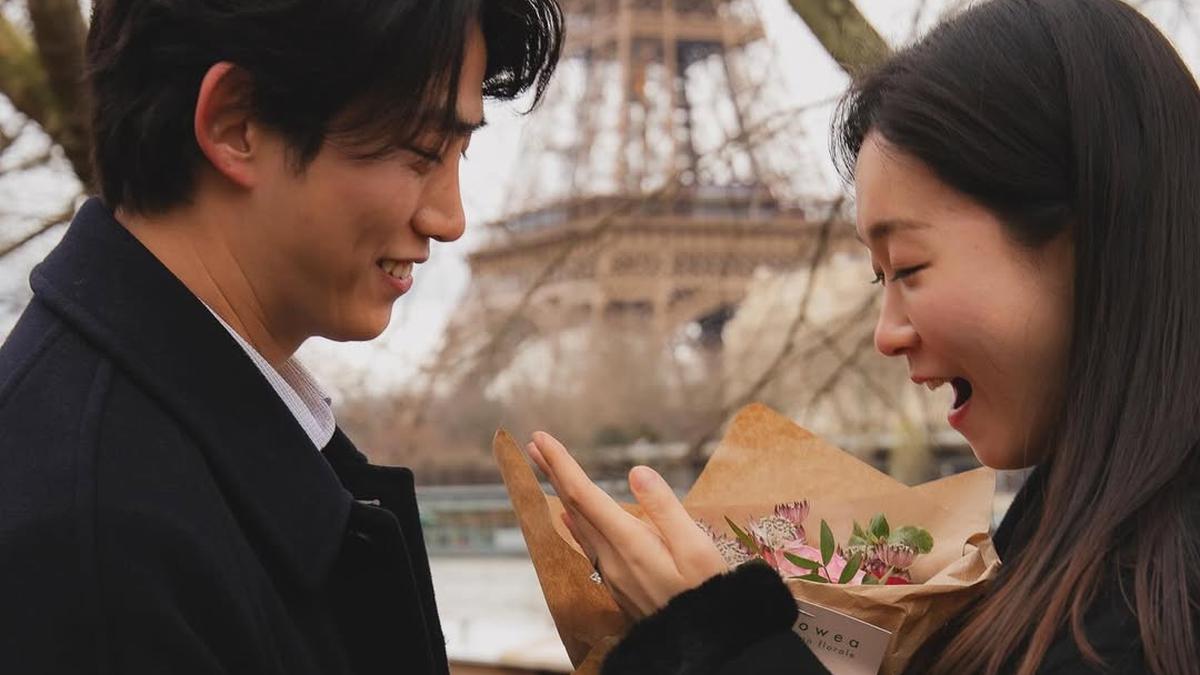 Gaya Romantis Ok Taecyeon 2PM yang Diduga Lamar Sang Kekasih di Paris, Tampil Kompak dengan Outfit Winter Serba Hitam