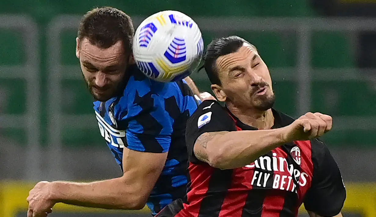 Penyerang AC Milan, Zlatan Ibrahimovic, berebut bola atas dengan bek Inter Milan, Stefan de Vrij, pada laga lanjutan Liga Italia di Stadion San Siro, Sabtu (17/10/2020) malam WIB. Dalam laga Derby Della Madonnina ini, AC Milan menang 2-1 atas Inter Milan. (AFP/Miguel Medina)