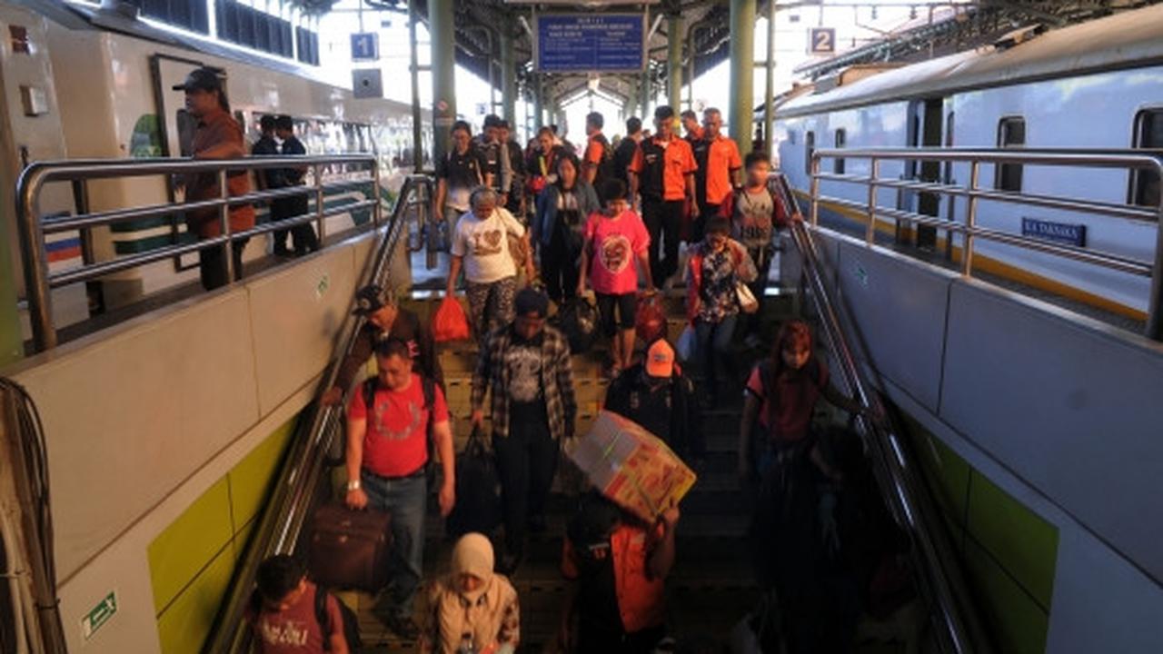 Pemudik mulai berdatangan di Stasiun Gambir