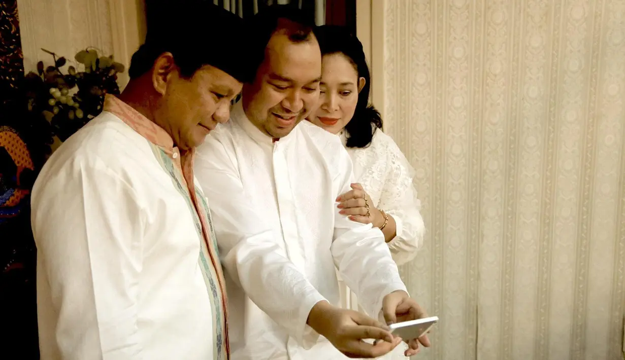 Prabowo Subianto pernah membagikan momen kebersamaannya dengan keluarga di twitter pribadinya. Ia berfoto bersama putranya, Didit Prabowo, dan mantan istrinya Siti Hediati Hariyadi. (Liputan6.com/Twitter/@prabowo)