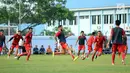 Pemain Persija saat latihan di Lapangan Sutasoma, Halim Perdanakusuma, Jakarta, Jumat (29/12). Latihan ini persiapan jelang laga musim kompetisi 2018. (Liputan6.com/Helmi Fithriansyah)