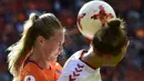 Pemain Belanda, Desiree van Lunteren (kiri) berduel dengan pemain Denmark, Katrine Veje (kanan) pada final Piala Eropa Wanita 2017 di FC Twente Stadium, Enschede, (6/8/2017). Belanda menang 4-1. (AFP/Tobias Schwarz)