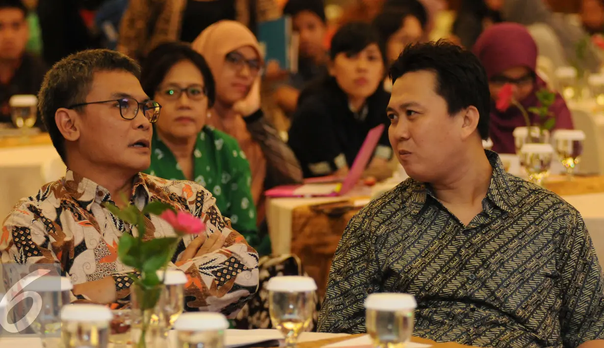 Plt Pimpinan KPK Johan Budi (kiri) berbincang dengan coordinator ICW Ade Irawan saat peringatan 17 tahun ICW di Jakarta, Selasa (4/8/2015). Peringatan 17 tahun ICW bersamaan dengan pembukaan Sekolah Anti Korupsi. (Liputan6.com/Helmi Fithriansyah)