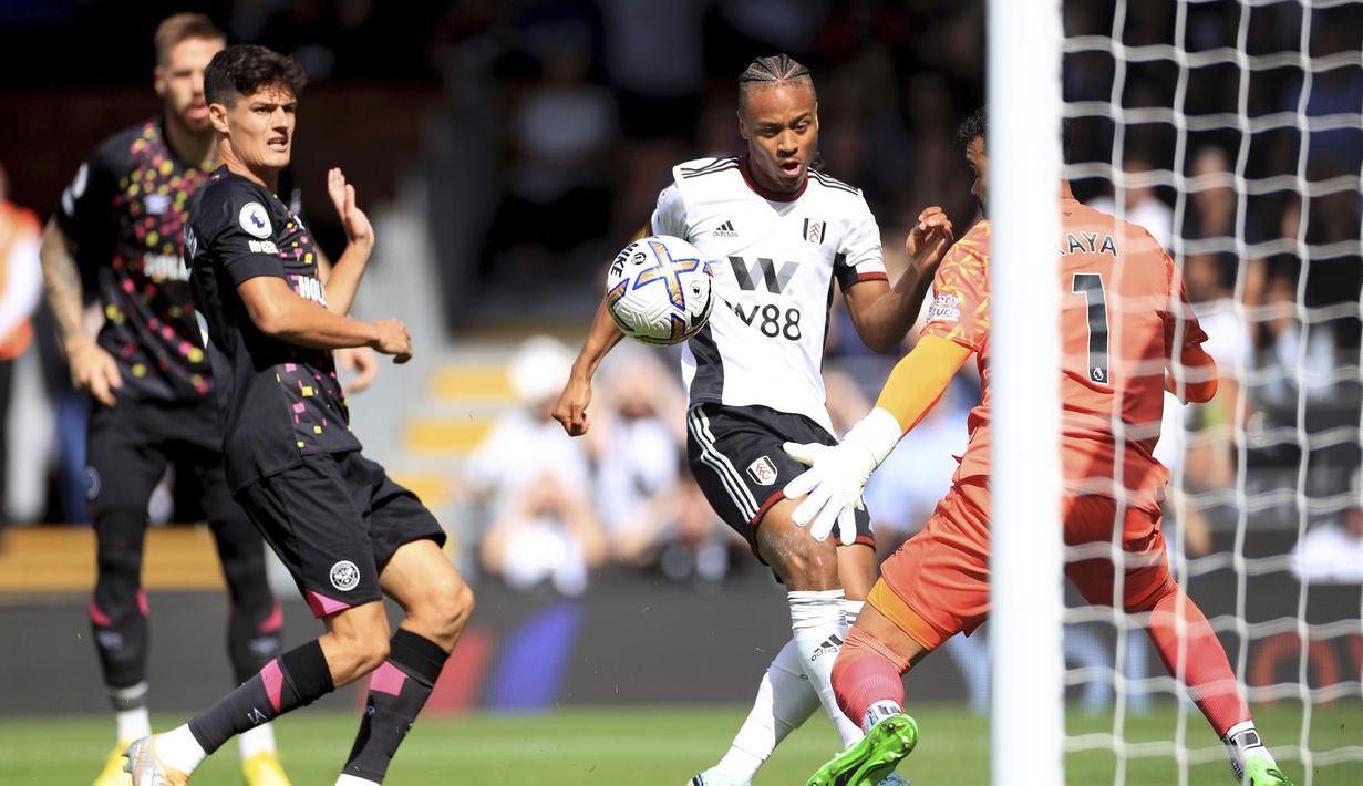 Gol tercepat. Bobby Decordova-Reid, gelandang serang Fulham berusia 29 tahun asal Jamaika ini menjadi pencetak gol tercepat di pekan ke-3 Liga Inggris musim 2022/2023 saat Fulham mengalahkan tamunya Brentford 3-2 (20/8/2022). Ia melakukannya pada detik ke-44 saat terjadi kemelut di depan gawang Brentford dengan menyambar bola rebound hasil tendangan Jay Stansfield yang sempat membentur mistar gawang. (PA via AP/Bradley Collyer)