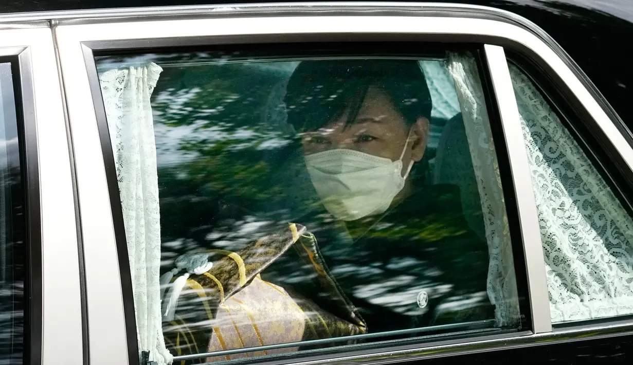 <p>Akie Abe, istri mantan Perdana Menteri Shinzo Abe, memegang guci berisi abu mendiang suaminya saat dia pergi ke tempat pemakaman kenegaraan di Nippon Budokan, Tokyo, Jepang, Selasa (27/9/2022). Pemerintah Jepang menghabiskan biaya sebesar 1,65 miliar Yen (Rp 173 miliar) untuk pemakaman kenegaraan Abe. (Kyodo News via AP)</p>