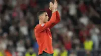 Cristiano Ronaldo dari Portugal bertepuk tangan saat diganti di laga semifinal UEFA Nations League kontra Jerman di&nbsp;Allianz Arena, Munich, Jerman, Rabu, 4 Juni 2025. (AP Photo/Martin Meissner)