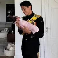 Pangeran Mateen saat Menggendong Putrinya. [@tmski]