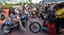 Seorang model berpose di atas motor gede di Jalan MH Thamrin, Jakarta, Minggu (19/7/2015). Momen Jakarta sepi akibat banyak yang mudik, dimanfaatkan fotografer untuk memotret model. (Liputan6.com/Johan Tallo)