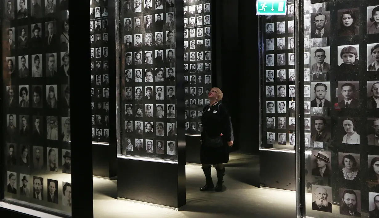 Pengunjung melihat  foto pada pameran di Museum Perang Dunia II, di Gdansk, Polandia, (23/1). Setelah sembilan tahun akhirnya museum ini dibuka setelah kondisi politik di Polandia tidak menentu.  (AP/Czarek Sokolowski)