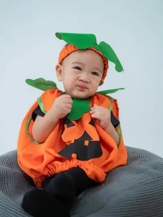 Mengenakan kostum Jack-o'-lantern yang identik dengan momen Halloween, Cipung terlihat begitu ekspresif di depan kamera.  @raffinagita1717.