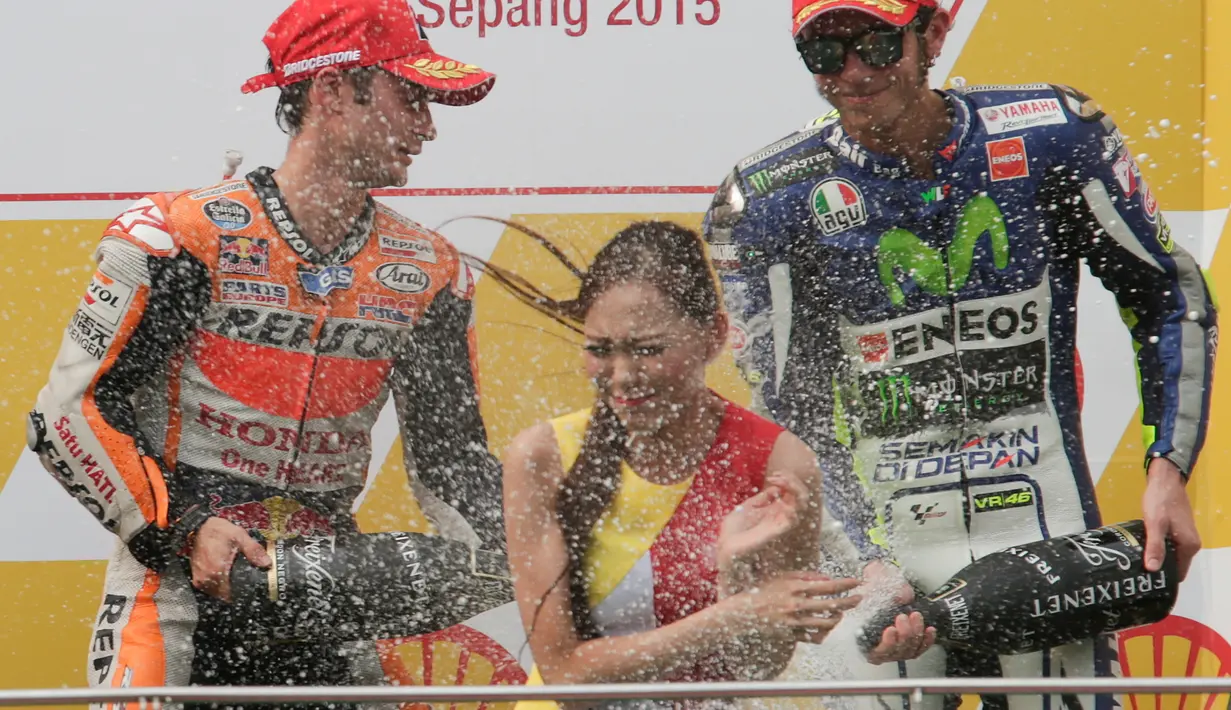 Ekspresi Dani Pedrosa dan Valentino Rossi di podium juara MotoGP Malaysia 2015 di Sirkuit Sepang, Malaysia, Minggu (25/10/2015). (EPA/Fazry Ismail)