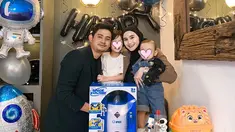 Jarak usia anak pertama dan anak keduanya yang hanya berjarak 3 tahun tentunya membuat suasana rumah jadi lebih ramai, apalagi kedua anak pasangan yang menikah pada Januari 2019 ini adalah laki-laki. Digelar sederhana, dekorasi acara ulang tahun anak Miqdad Addausy dan Nadya Fricella ini mengusung konsep ruang angkasa dan warna biru tua mulai dari kue sampai balonnya. (Liputan6.com/IG/@miqdadsy)