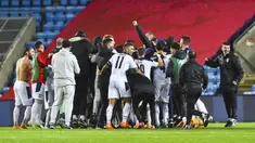 Pemain Serbia merayakan kemenangan atas Norwegia pada laga semi final playoff Euro 2020 di Ullevaal Stadion, Jumat (9/10/2020) dini hari WIB. Serbia menang 2-1 atas Norwegia. (AFP/Fredrik Varfjell/NTB)