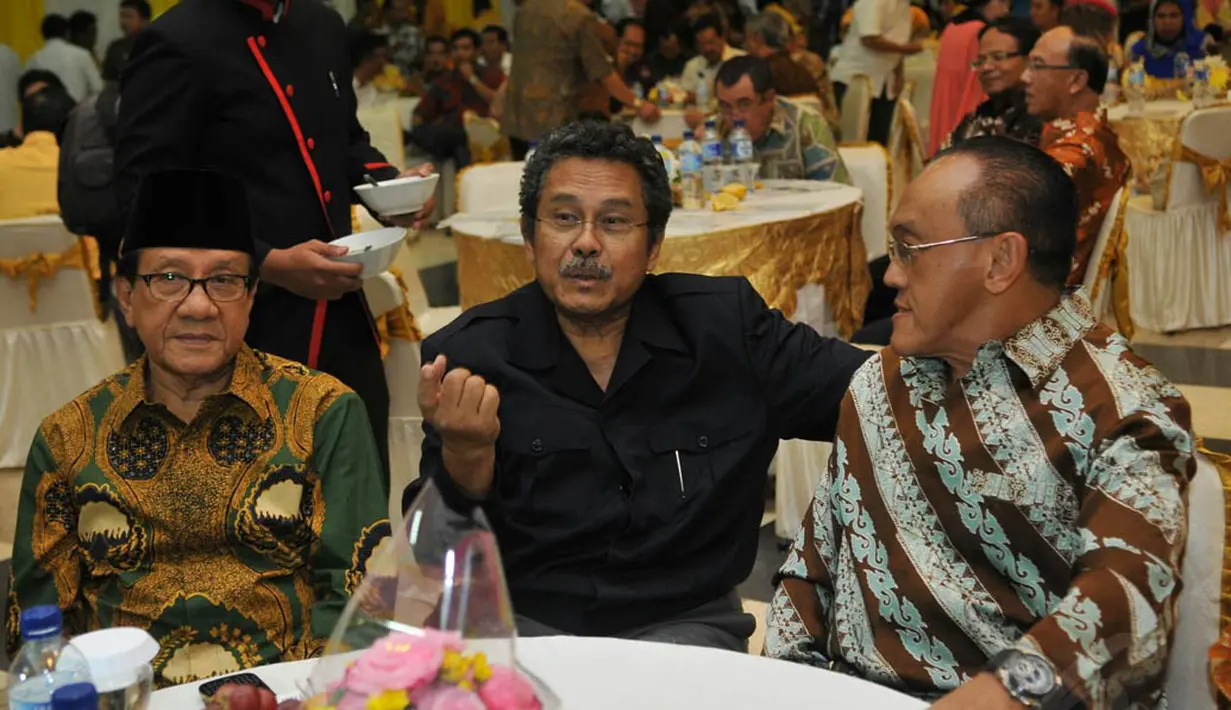 Dalam acara itu ARB dan tokoh Senior Golkar Fahmi Idris terlihat sangat akrab, bahkan duduk bersampingan dan terlihat sering melempar canda, Jakarta, Rabu (20/8/14). (Liputan6.com/Johan Tallo)