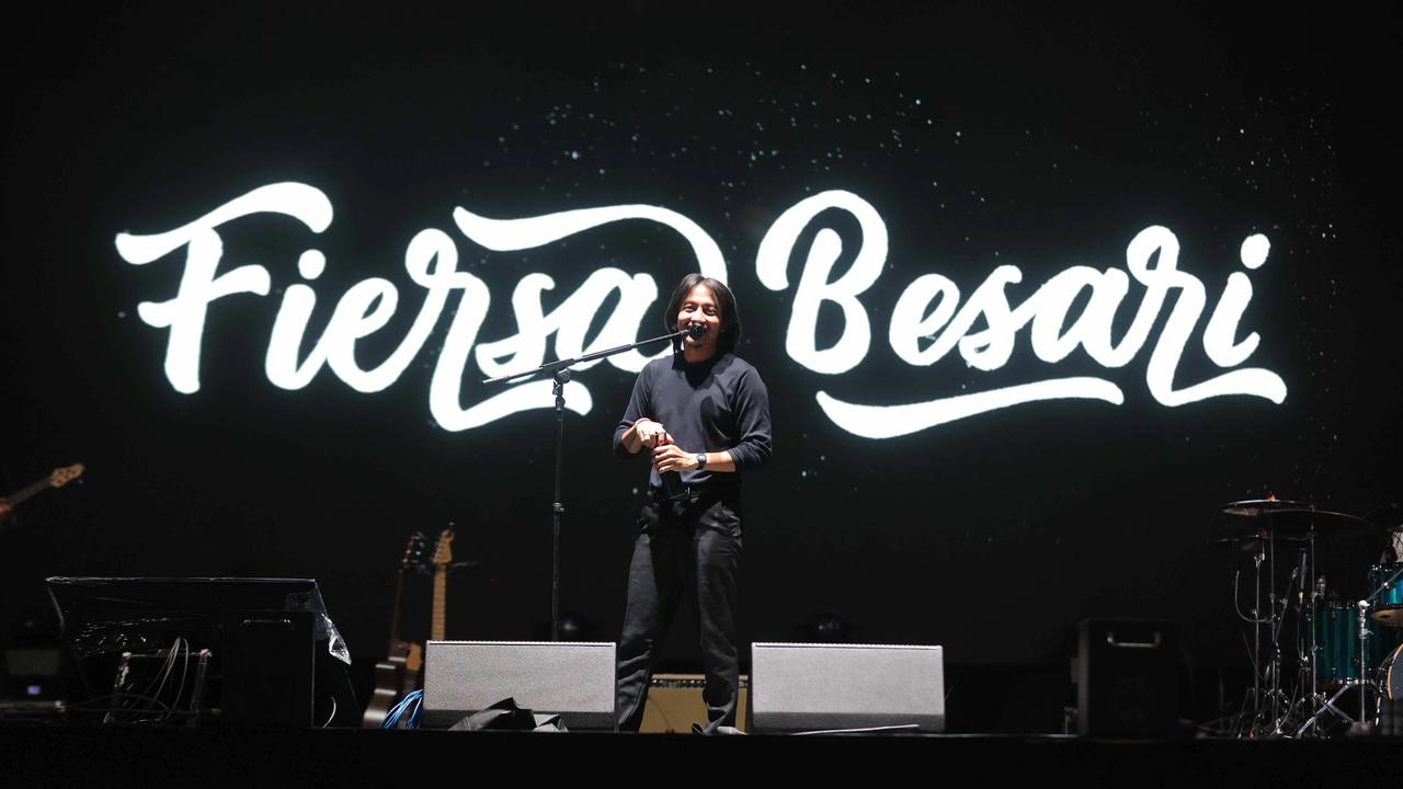 FOTO: Fiersa Besari Hangatkan Panggung KLBB 2026 di Senayan