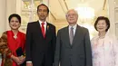 Presiden Indonesia Joko Widodo (kedua kiri) berfoto dengan Presiden Singapura, Tony Tan, dan istrinya Mary Chee, di Istana Kepresidenan, Singapura, Selasa, (28/7/2015). Jokowi ke Singapura dalam rangka meningkatkan hubungan bilateral. (REUTERS/Edgar Su)