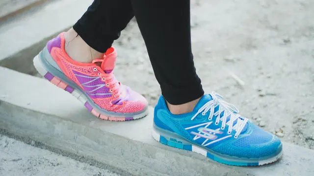 Contoh ilustrasi sepatu Skechers