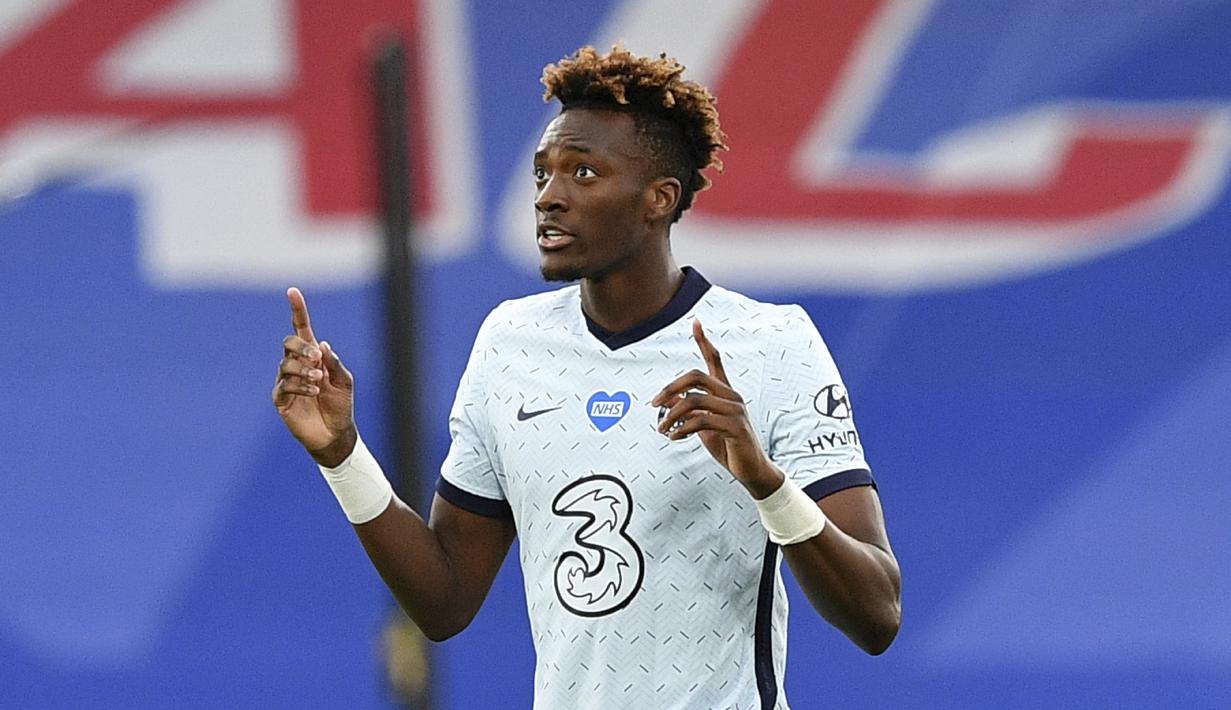 Striker Chelsea, Tammy Abraham, melakukan selebrasi usai mencetak gol ke gawang Crystal Palace pada laga Premier League di Stadion Selhurst Park, London, Selasa (7/7/2020). Chelsea menang dengan skor 3-2. (Justin Tallis/Pool via AP)