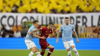 Gelandang Lazio, Lucas Leiva berusaha merebut bola gelandang AS Roma, Henrikh Mkhitaryan pada pertandingan lanjutan Liga Serie A Italia di Stadion Olimpiade Roma, Senin (27/9/2021). Lazio menang tipis atas Roma dengan skor 3-2. (AP  Photo/Andrew Medichini)