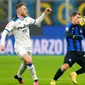 Pemain Inter Milan Nicolo Barella (tengah) mengontrol bola saat melawan Atalanta pada pertandingan sepak bola perempat final Coppa Italia di Stadion San Siro, Milan, Italia, 31 Januari 2023. Inter Milan menang 1-0 atas Atalanta dan berhasil melaju ke semifinal Coppa Italia. (AP Photo/Antonio Calanni)