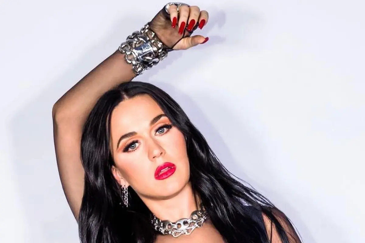 Gaya Nyeleneh Katy Perry saat Manggung Jadi Sorotan, Pakai Anting-anting dari Alat Tes Antigen Bekas