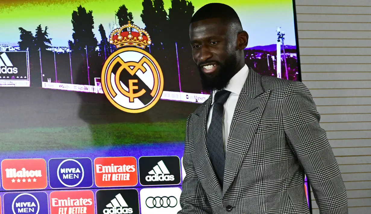 Bek tengah asal Jerman Antonio Rudiger tiba untuk mengadakan konferensi pers selama perkenalan resminya sebagai pemain baru Real Madrid, di Ciudad Real Madrid di Valdebebas, pada 20 Juni 2022. Pemain asal Jerman ini merapat ke Santiago Bernabeu dengan status free transfer usai kontraknya dengan Chelsea habis Juni ini. (JAVIER SORIANO / AFP)