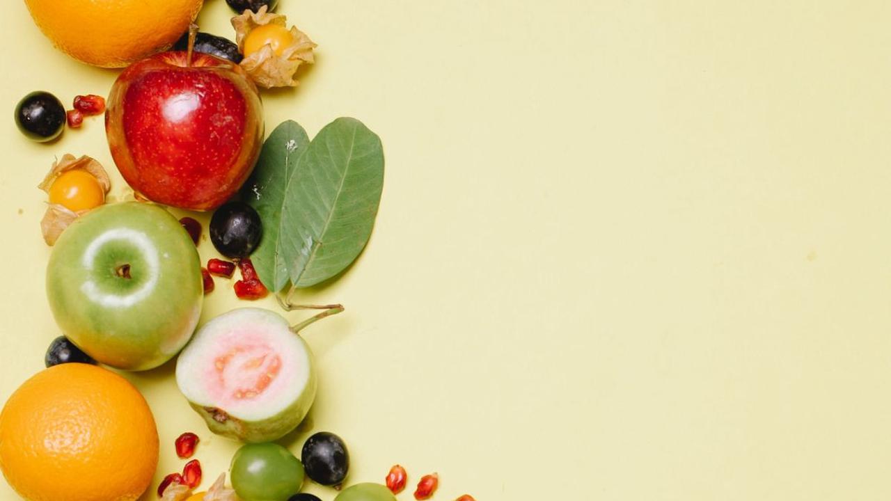Dalam hal makanan yang aman dikonsumsi saat diare, buah-buahan ini adalah pilihan yang baik karena mereka tidak hanya mudah ditemukan dan murah, tetapi juga dapat membantu meredakan gejala diare Anda.