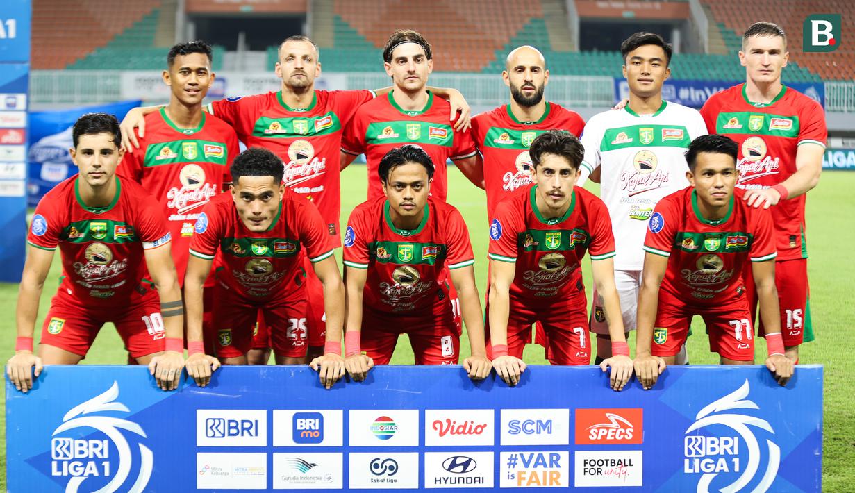 Skuad Persebaya Surabaya ketika bertanding melawan Dewa United pada pekan ke-24 BRI Liga 1 di Stadion Pakansari, Kabupaten Bogor, Jumat (21/2/2025) malam WIB. (Bola.com/Abdul Aziz)
