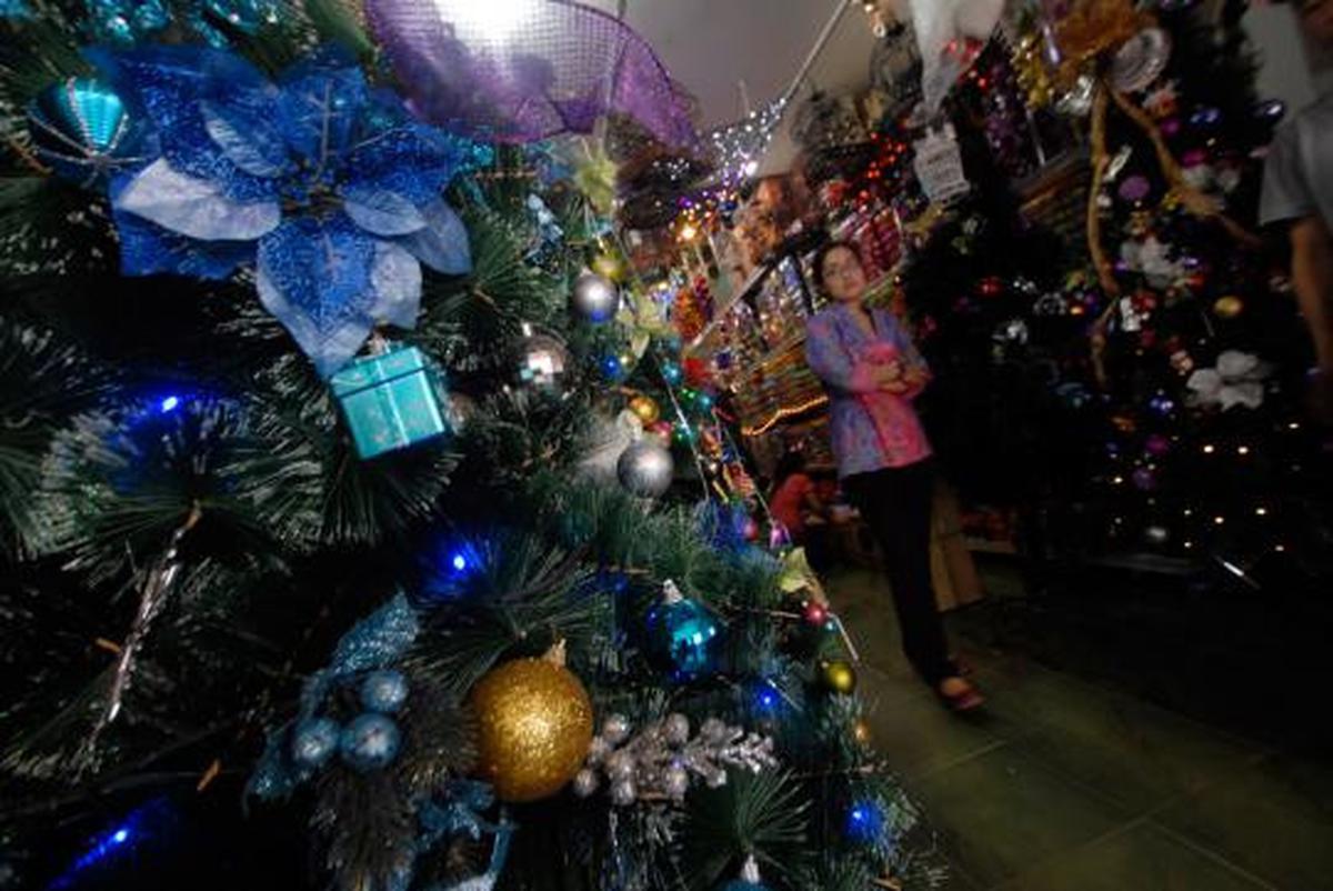 Berbagai pernak-pernik Natal hiasi kawasan Glodok