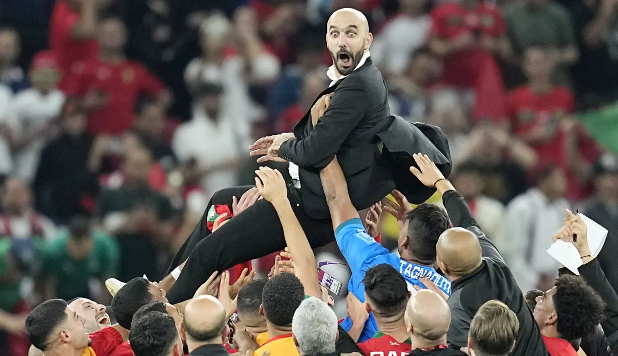 Timnas Maroko terus membuat kejutan di Piala Dunia Qatar 2022. Mereka berhasil melumat negara-negara besar seperti Belgia, Spanyol, dan Portugal. (AP/Ebrahim Noroozi)