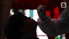 Petugas medis mengambil sampel lendir penumpang bus AKAP untuk tes cepat antigen di terminal Kalideres, Jakarta, Barat, Senin (17/5/2021). Menyambut arus balik, pemudik yang tiba di terminal tersebut diarahkan petugas untuk melakukan tes COVID-19. (Liputan6.com/Angga Yuniar)