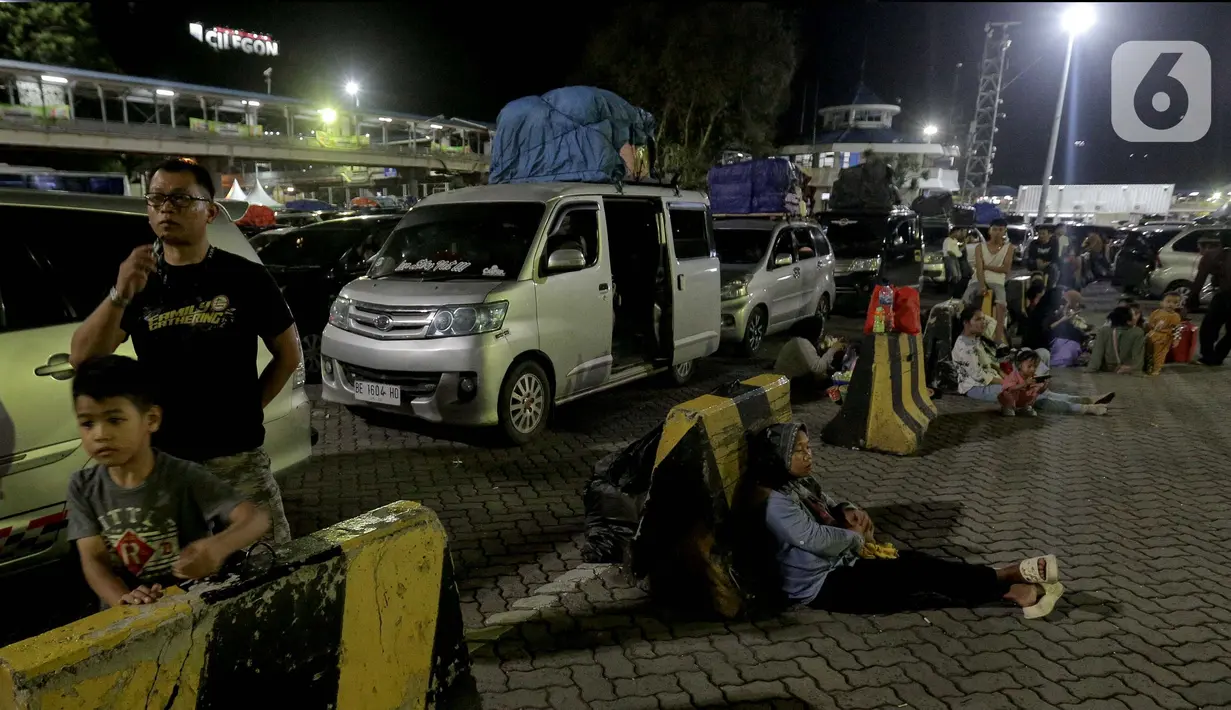 Aktivitas sejumlah pemudik saat sedang menunggu waktu masuk ke dalam kapal penyeberangan di Pelabuhan Merak, Banten, Jumat (28/3/2025). (Liputan6.com/Herman Zakharia)