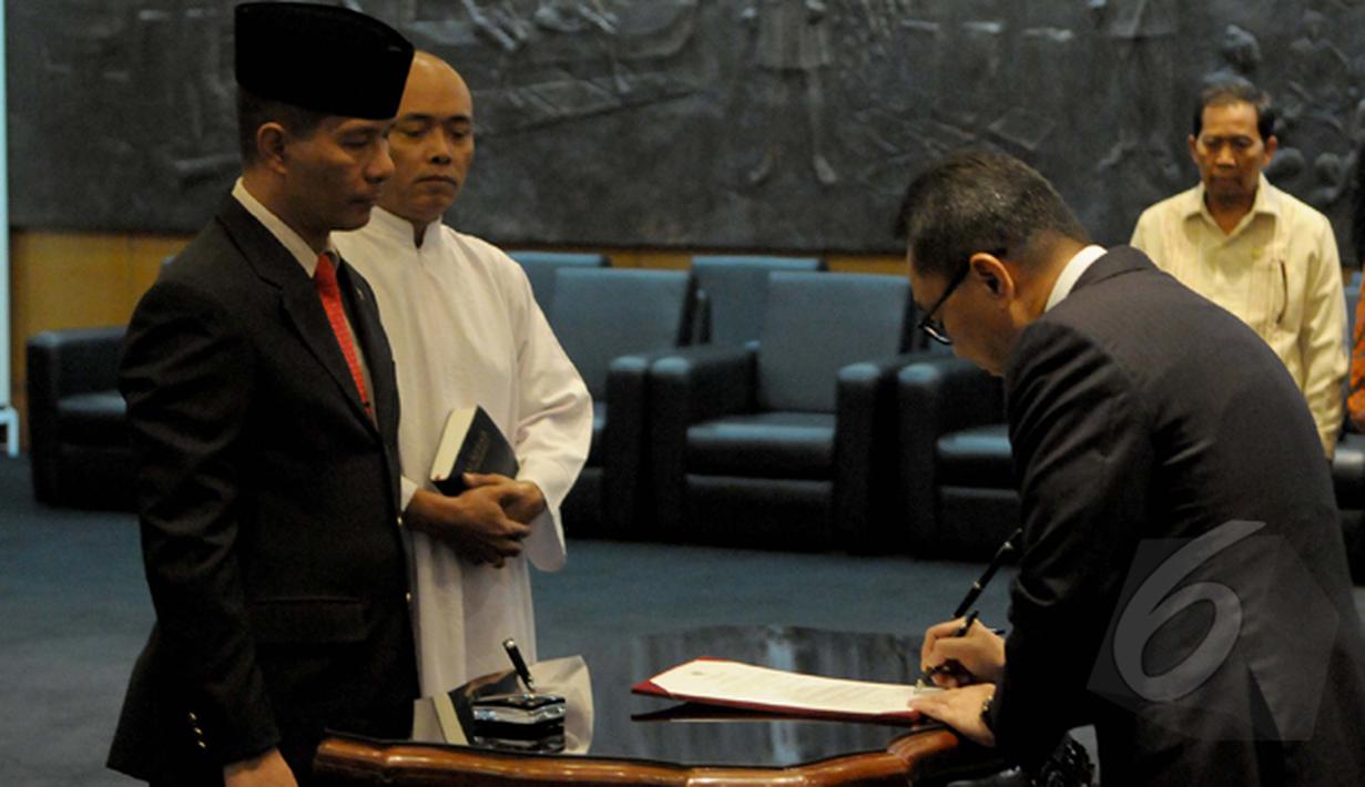 Ketua MPR RI Zulkifli Hasan menandatangani surat pelantikan Ferry Kase sebagai anggota MPR, Jakarta, Kamis (22/1/2015). (Liputan6.com/Andrian M Tunay)