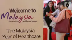 Marketing menjelaskan produk kesehatan kepada pengunjung pada Malaysia Healthcare Expo 2020 di Mal Kelapa Gading, Jakarta, Jumat (6/2/2020). Pameran yang digelar pada 6 - 9 Februari menawarkan 16 fasilitas pelayanan kesehatan  yang berkualitas dan terjangkau. (Liputan6.com/Fery Pradolo)